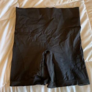 Lululemon size 4 seamless bike shorts
